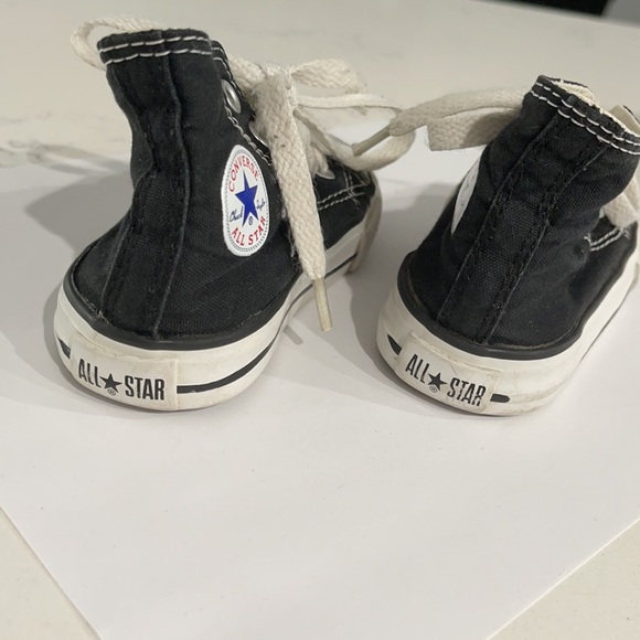 Converse toddler size 5 chuck taylor - Picture 2 of 3